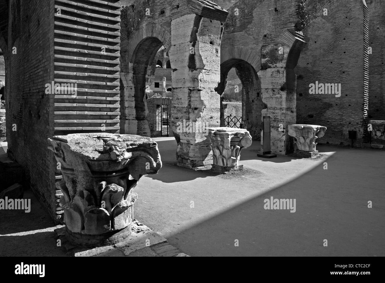 Roma - MARZO 23: della parte sud del Colosseo interno nella luce del mattino il 23 marzo 2012 a Roma. Foto Stock