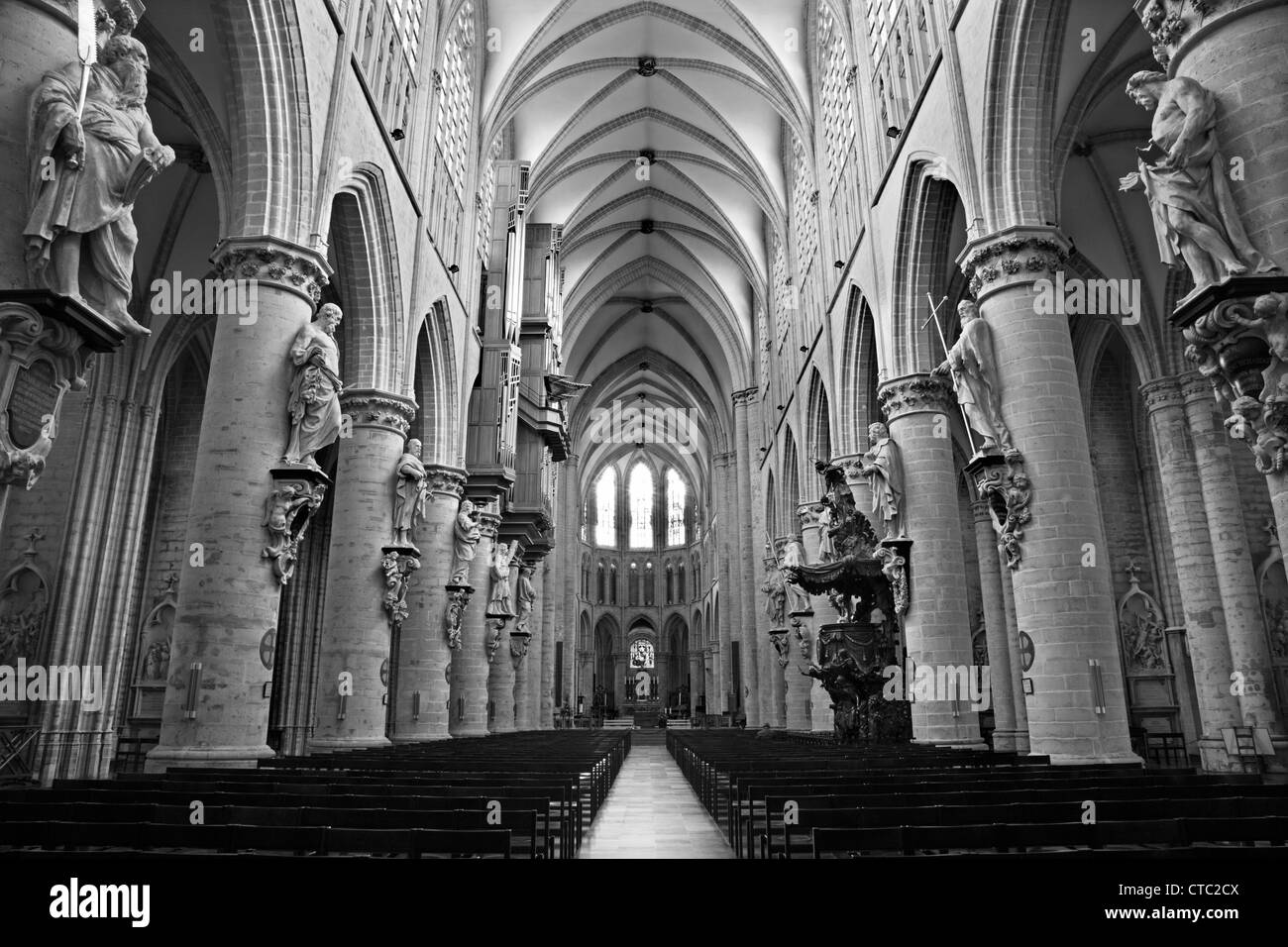 Bruxelles - 22 giugno: navata gotica della Cattedrale di Saint Michael il 22 giugno 2012 a Bruxelles. Foto Stock