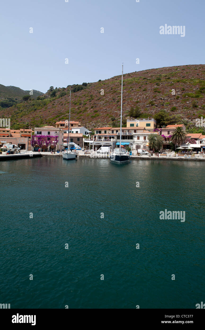 Bella vista ritratto di Capraia Marina dal mare. Arcipelago toscano, Italia. Foto Stock