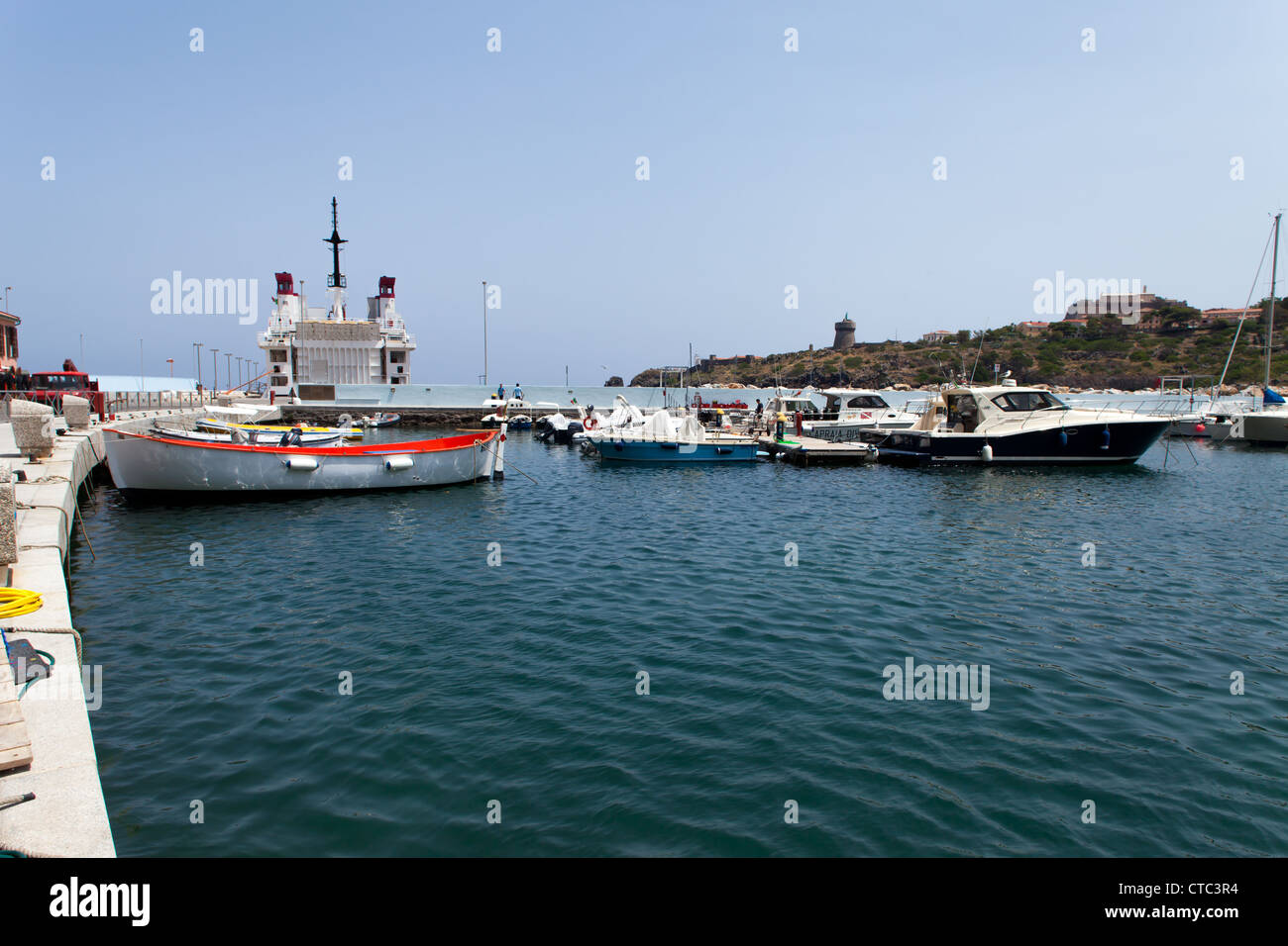 Le barche nel porto piccolo di Isola di Capraia, Arcipelago Toscano, Italia. Foto Stock