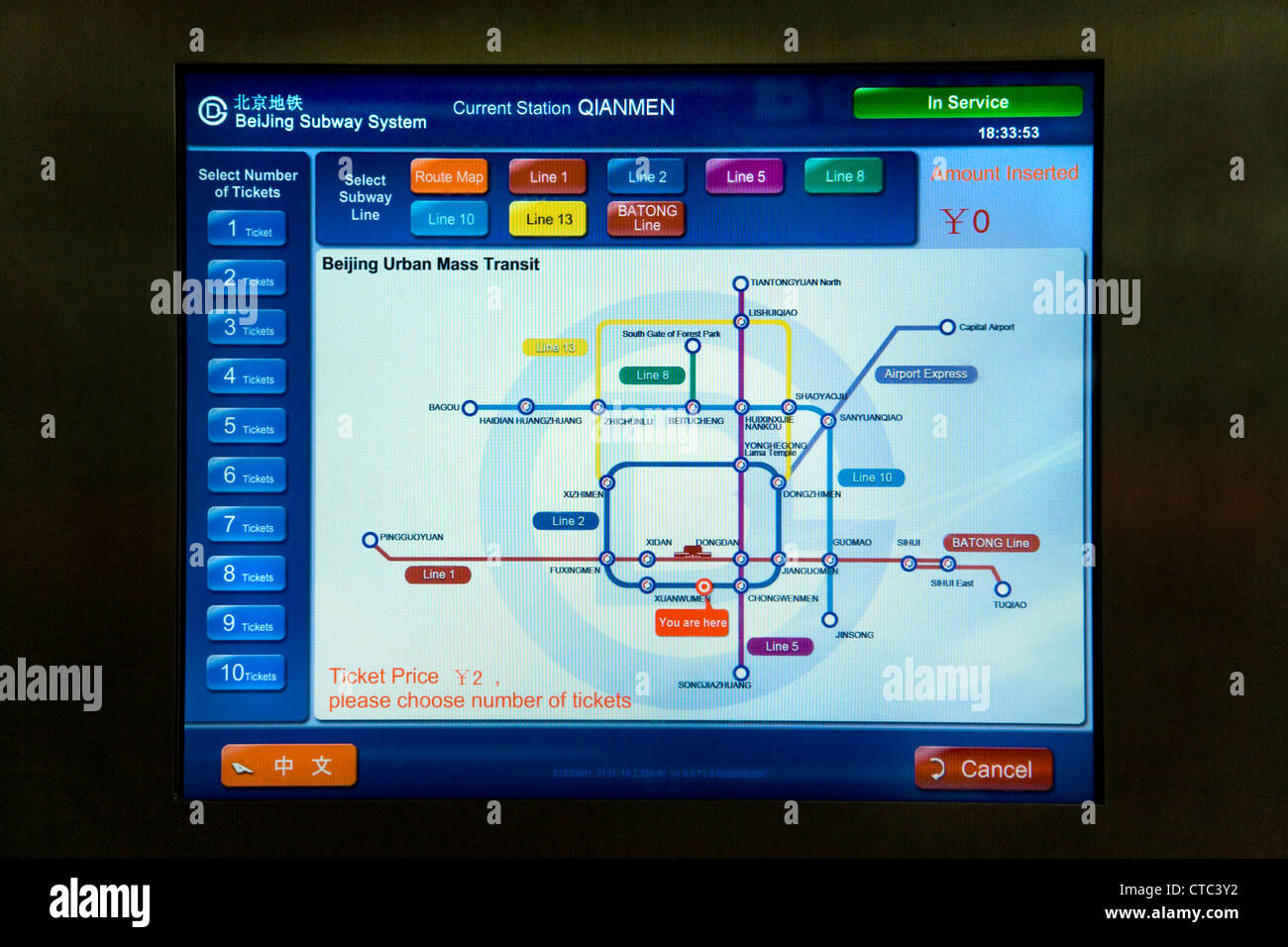Un cinese la schermata info / informazioni mappa percorso di Beijing metro / sistema di tubo sul display all'interno di una stazione della metropolitana. Cina Foto Stock