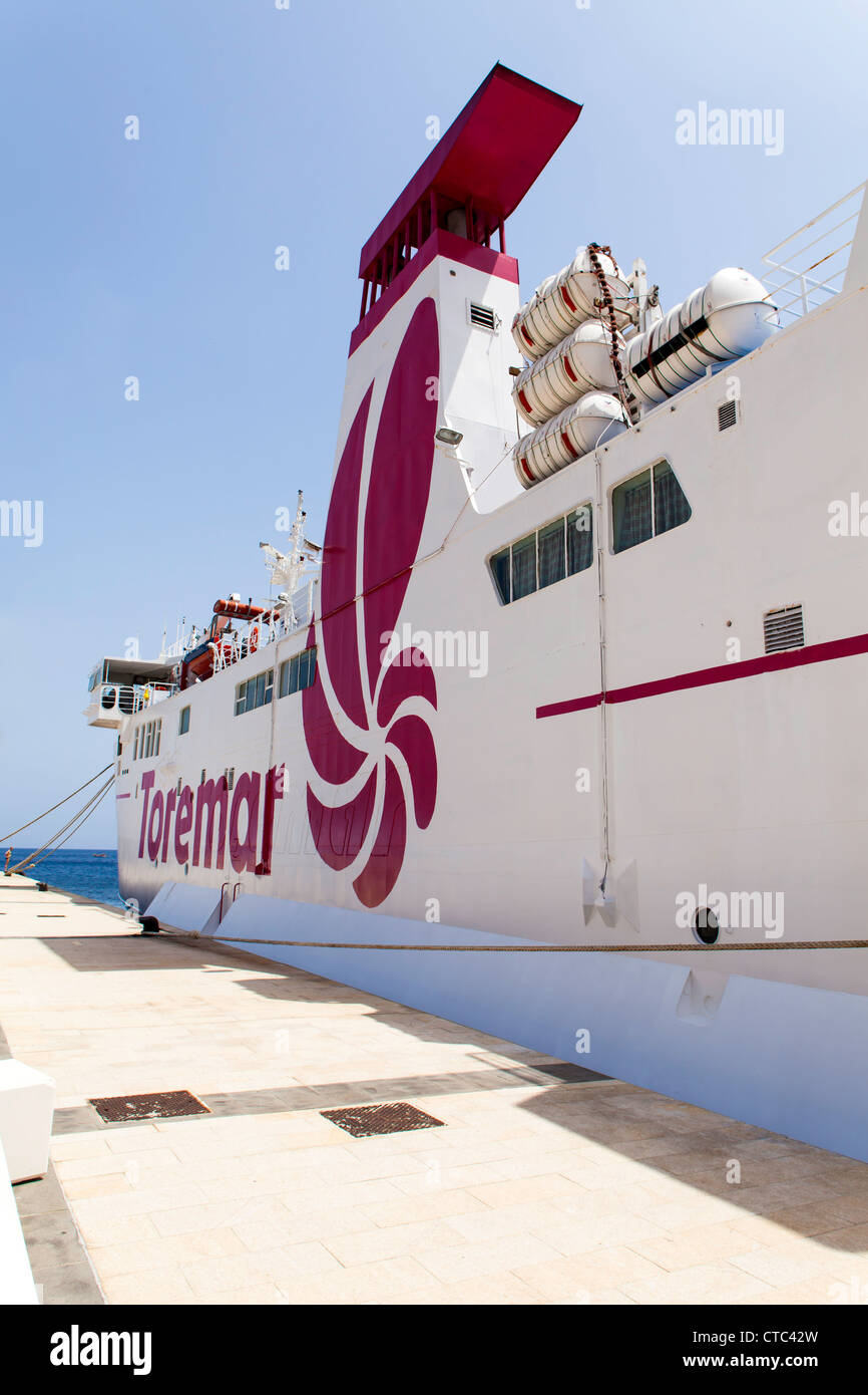 Il traghetto della compagnia Toremar attraccate al dock di Isola di Capraia nell arcipelago toscano. Foto Stock