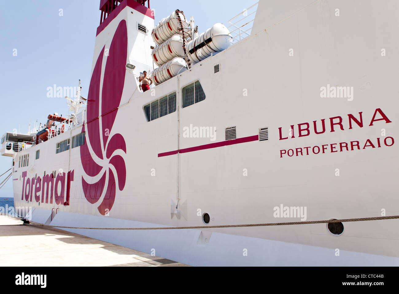 Il traghetto della compagnia Toremar attraccate al dock di Isola di Capraia nell arcipelago toscano, Italia. Foto Stock