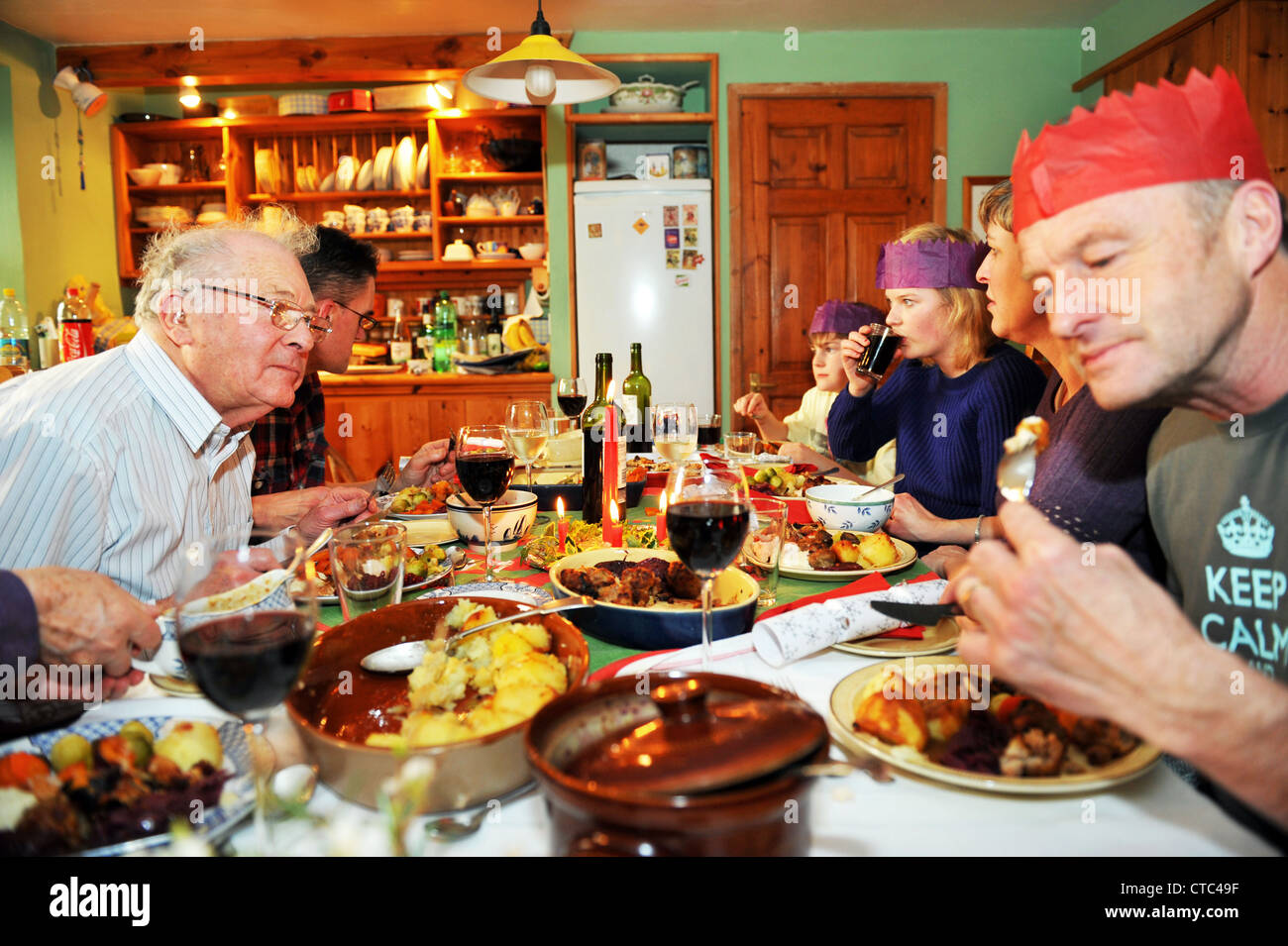Famiglia di mangiare la tradizionale cena di Natale, Cumbria Regno Unito Foto Stock