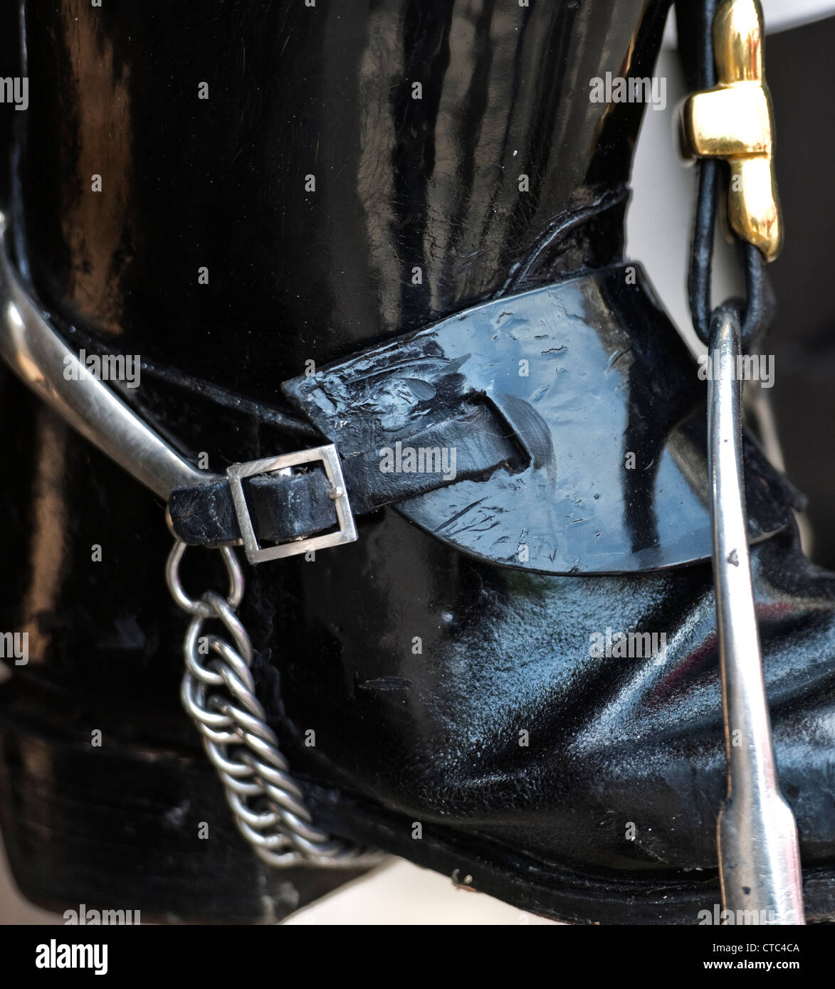 Dettaglio di una vita delle guardie mentre uniforme al di fuori la sfilata delle Guardie a Cavallo nella città di Londra Foto Stock