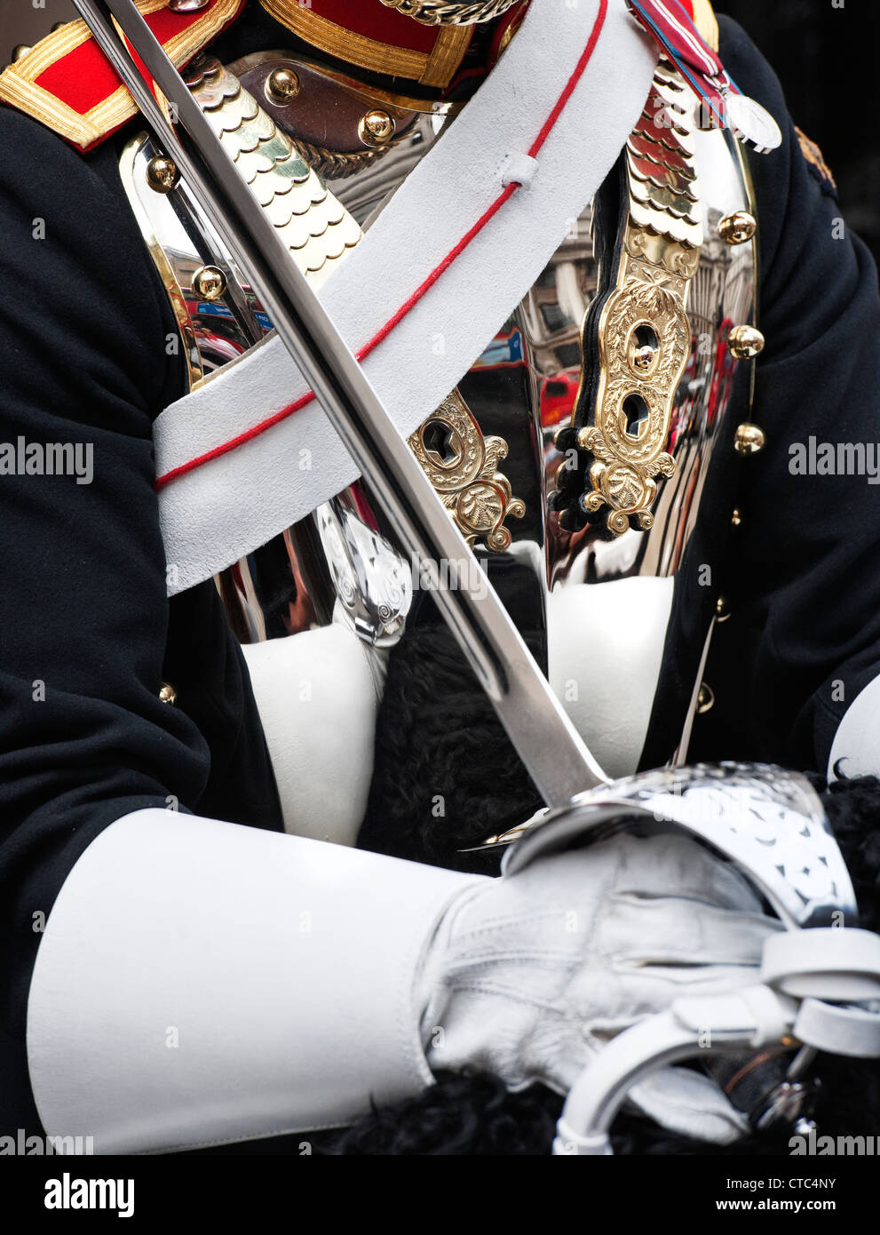 Dettaglio di un Blues e Royals uniforme e spada durante doveri cerimoniali presso la sfilata delle Guardie a Cavallo, Whitehall, Londra Foto Stock