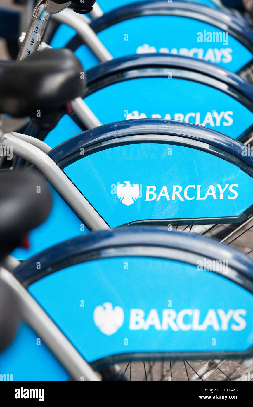Boris biciclette con Barclays Bank il branding in bike si erge a Londra Foto Stock