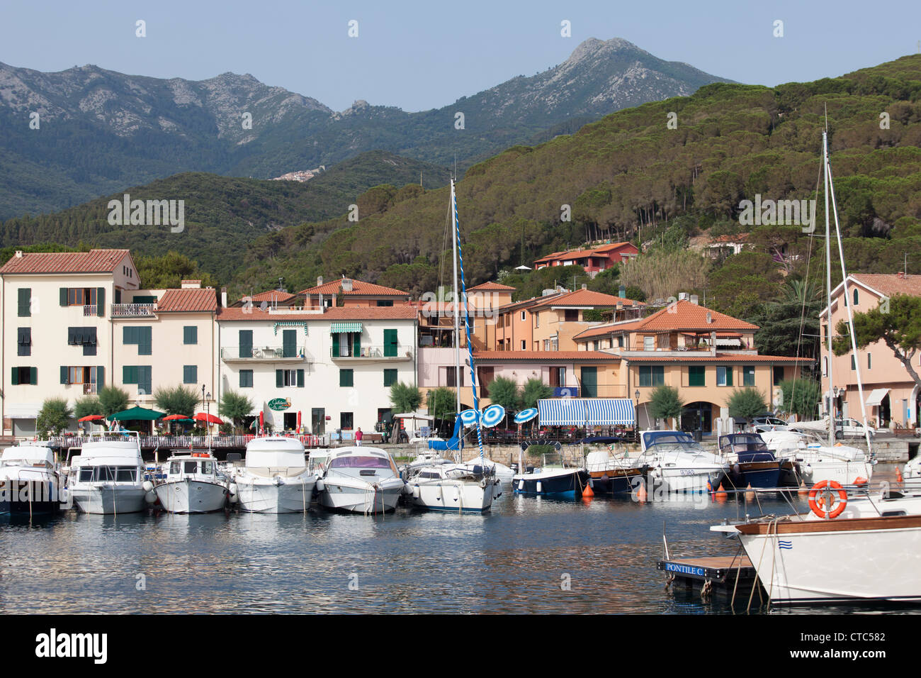 Vista delle barche nel piccolo porto di Marciana Marina, Isola d'Elba, Italia. Foto Stock
