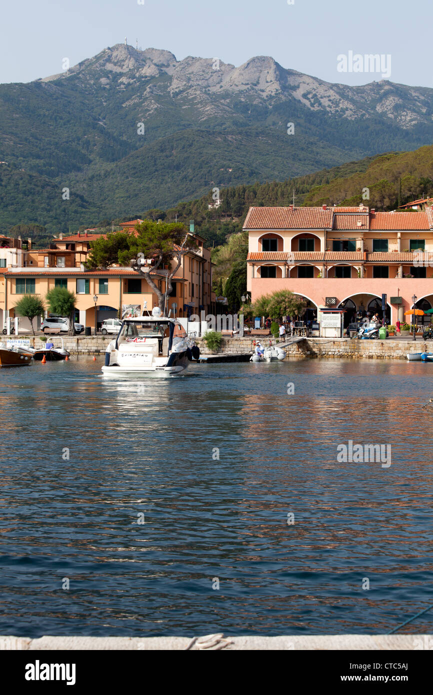 Visualizzazione verticale del piccolo porto di Marciana Isola d'Elba, Italia Foto Stock