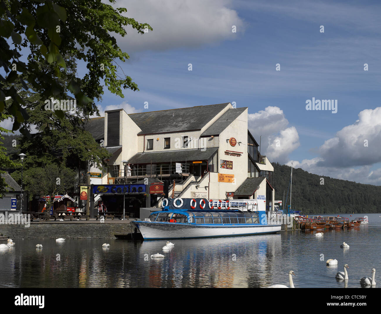Barche ormeggiate sul lago a Bowness a Windermere in estate Lake District National Park Cumbria Inghilterra Regno Unito GB Gran Bretagna Foto Stock