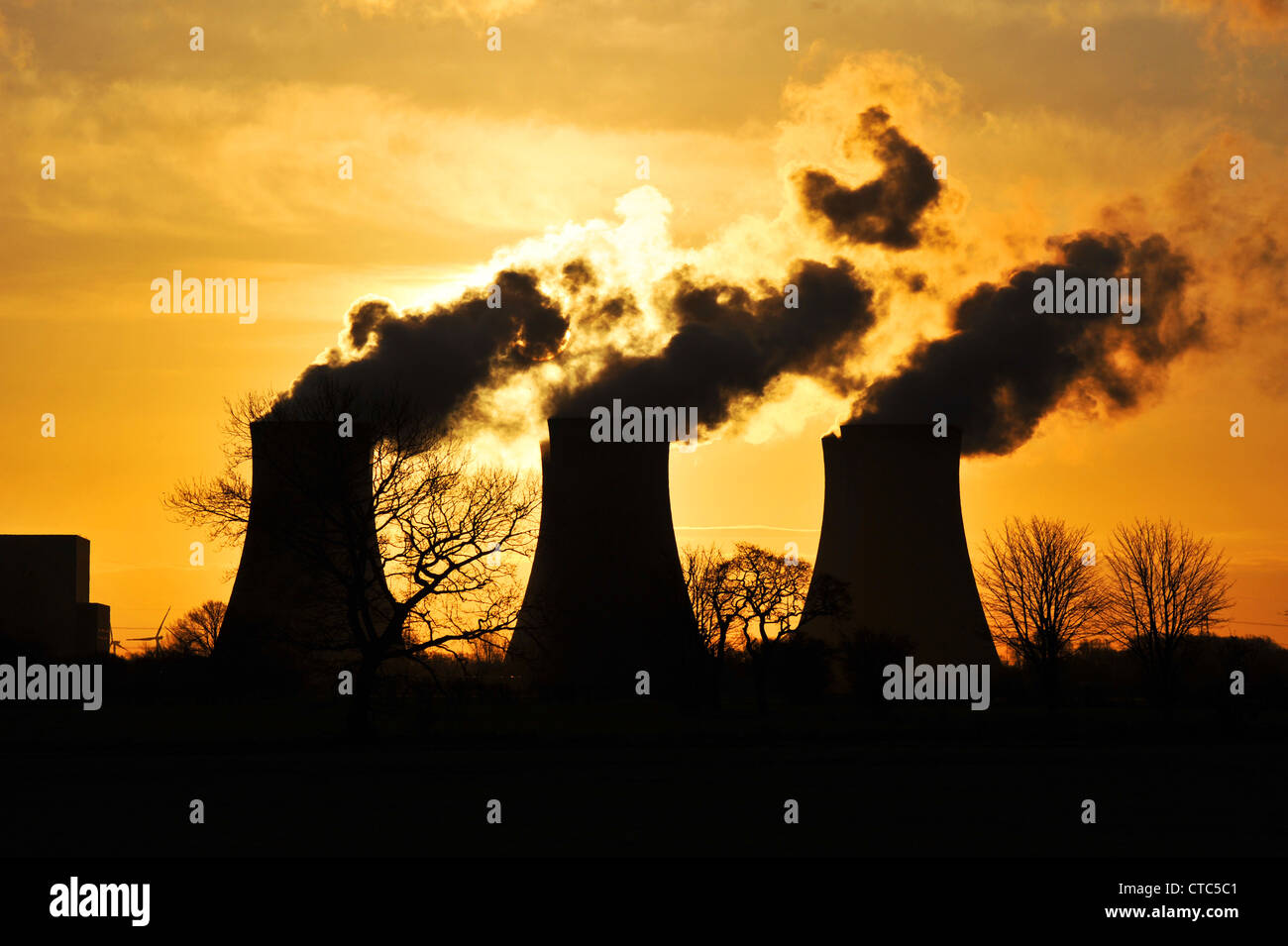 Torri di raffreddamento a sunrise, Drax Coal Fired Power Station, North Yorkshire Regno Unito Foto Stock