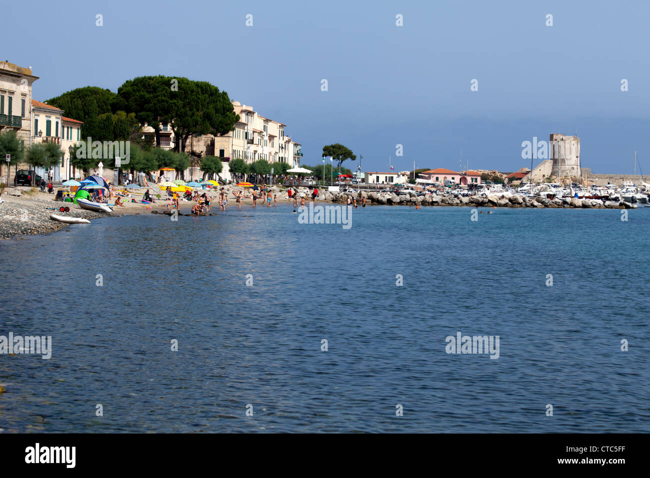 Piccola spiaggia a Marciana Marina con Torre degli Appiani in background. Foto Stock