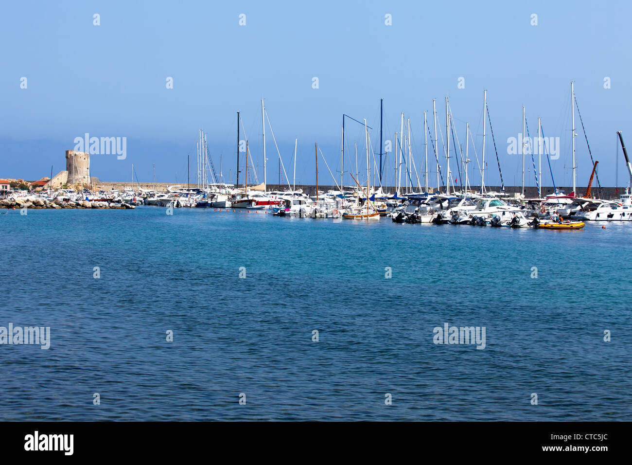Il piccolo porto di Marciana Marina con molte barche e gli Appiani torre in background, Isola d'Elba, Italia. Foto Stock