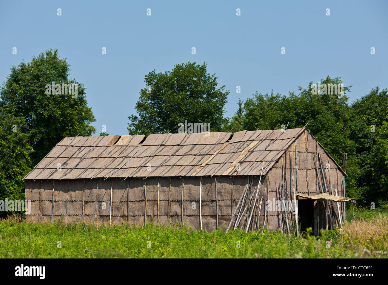 Corteccia Longhouse a Ganondagon sito storico dello Stato, Victor, New York, Finger Lakes, sito di un enorme insediamento di Seneca Foto Stock