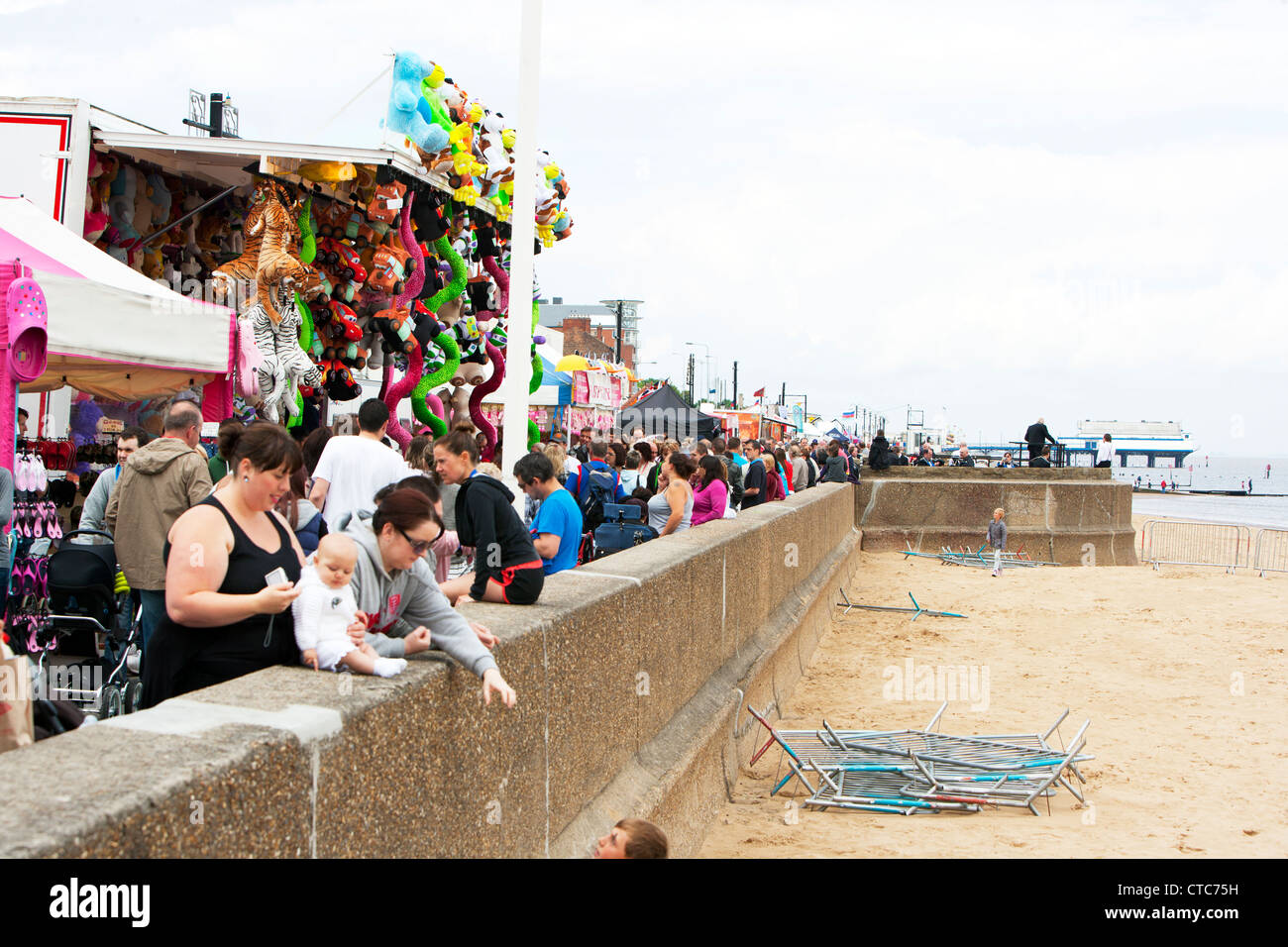 I turisti al Festival sul lungomare di Cleethorpes coast resort sabbia di Mare & pier REGNO UNITO Inghilterra Foto Stock