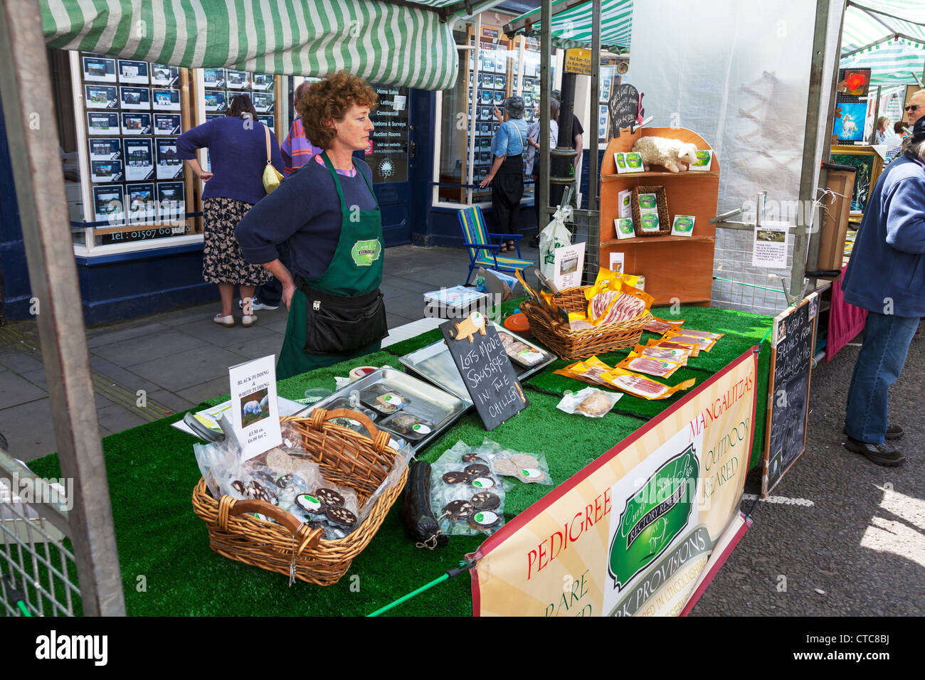 Stallo del mercato di vendita titolare Black & White pudding & salsicce a Louth food festival Lincolnshire, Regno Unito, Inghilterra Foto Stock