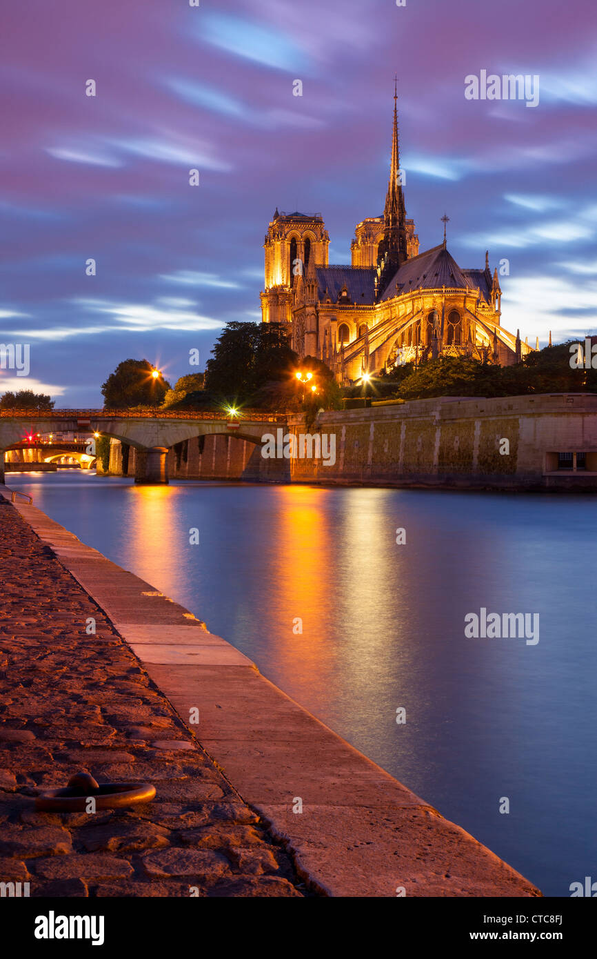 Twilight sulla Cattedrale di Notre Dame e il Fiume Senna, Parigi Francia Foto Stock