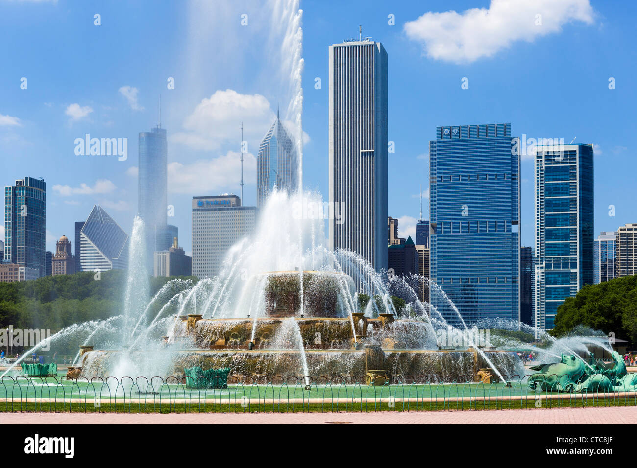 Il Buckingham Fountain davanti al centro dello skyline della città, Grant Park, Chicago, Illinois, Stati Uniti d'America Foto Stock