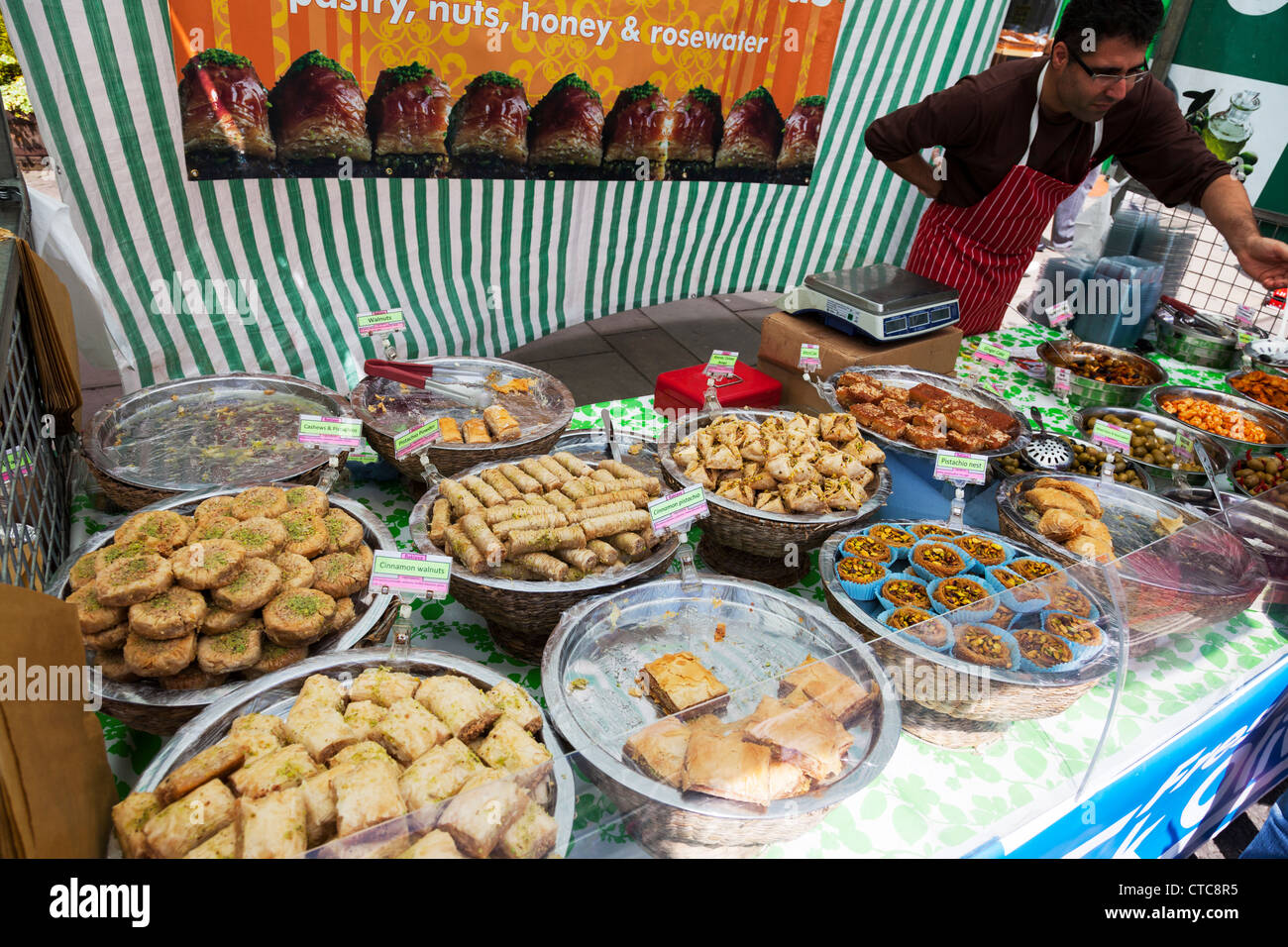 Mercato titolare di stallo vendita Baklava turca a Louth food festival Lincolnshire, Regno Unito, Inghilterra Foto Stock