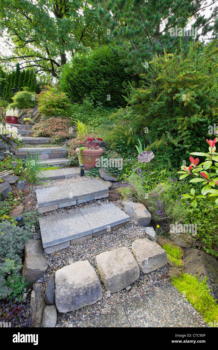 Giardino Piastrella di cemento gradini di scale che portano al patio del cortile Foto Stock