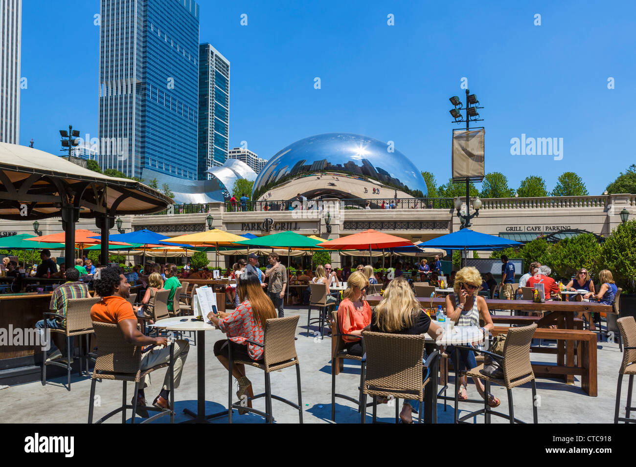 Il Park Grill in Millennium Park con Anish Kapoor 'Cloud Gate' scultura dietro, Michigan Avenue, Chicago, Illinois, Stati Uniti d'America Foto Stock