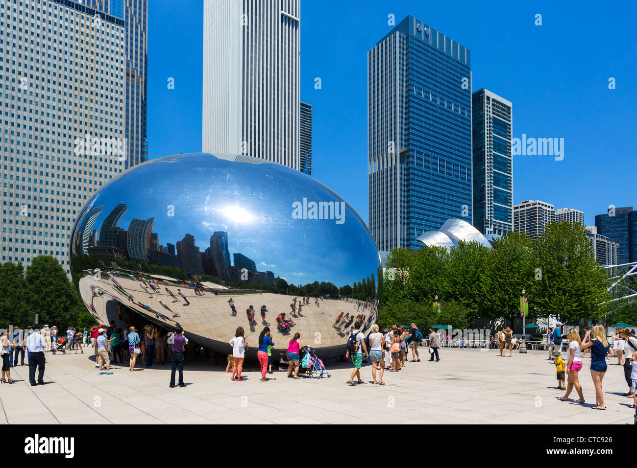 Anish Kapoor 'Cloud Gate' scultura in Millennium Park di Chicago, Illinois, Stati Uniti d'America Foto Stock