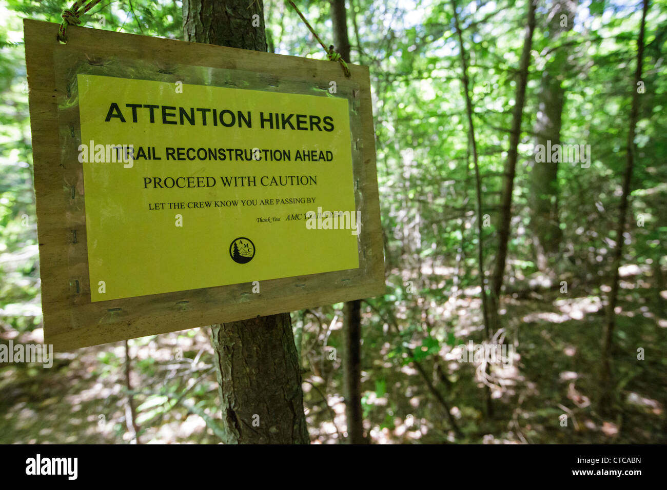 Gamma presidenziale-fiume secco deserto - Sentiero segno di ricostruzione lungo il percorso di Davis durante i mesi di estate in Hadleys Acquisto, New Hampshire Foto Stock