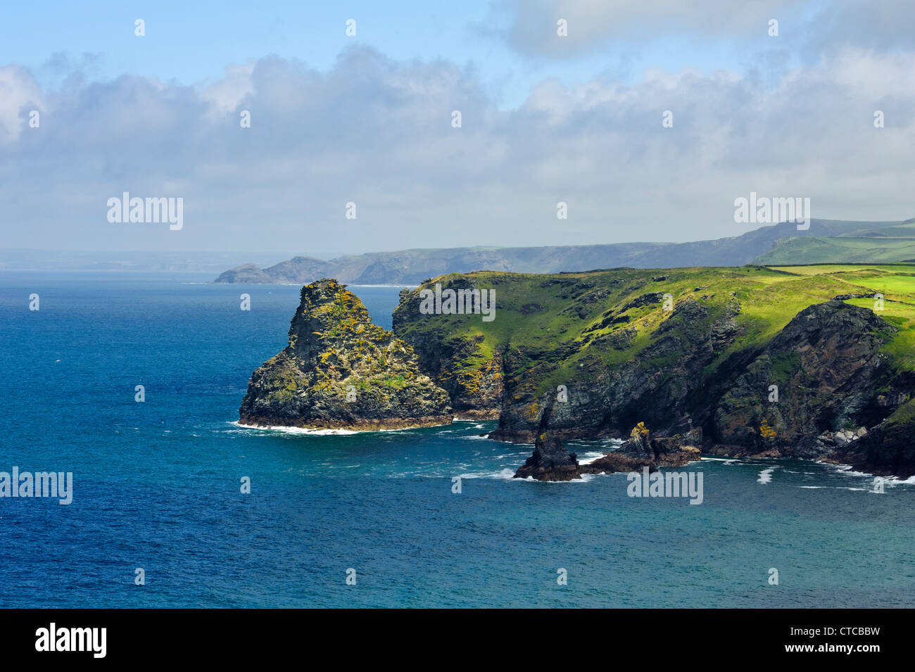 Rocce di sella e Long Island North Cornwall Coast Inghilterra UK, mostrando Trambley Cove Trewerthet Gut e Darvis del punto Foto Stock