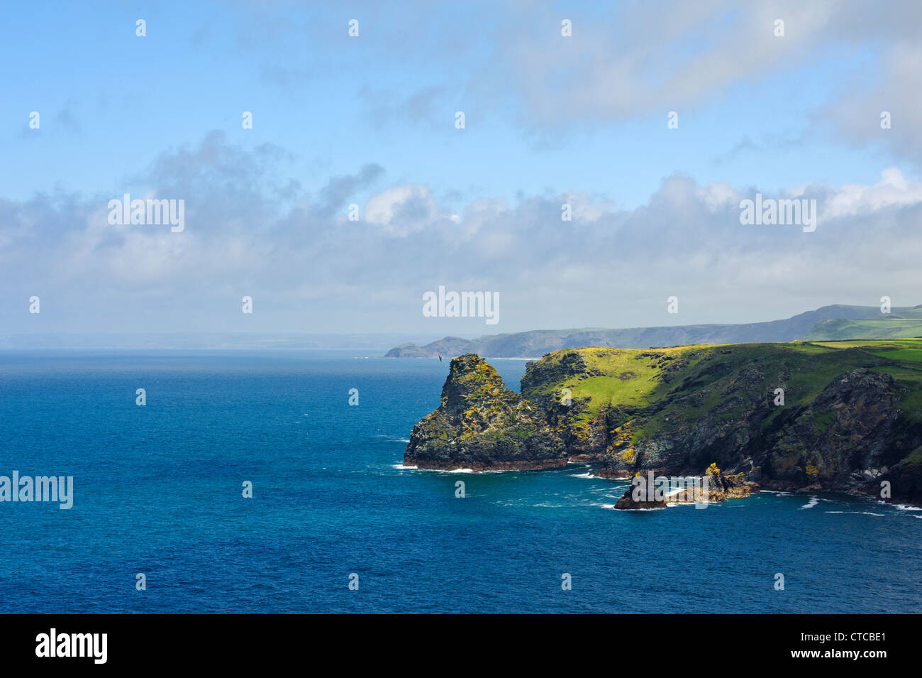 Rocce di sella e Long Island North Cornwall Coast Inghilterra UK, mostrando Trambley Cove Trewerthet Gut e Darvis del punto Foto Stock