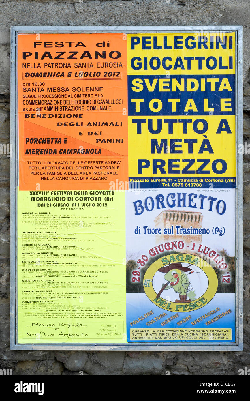 Poster italiano e avvisi sulla bacheca Foto stock - Alamy