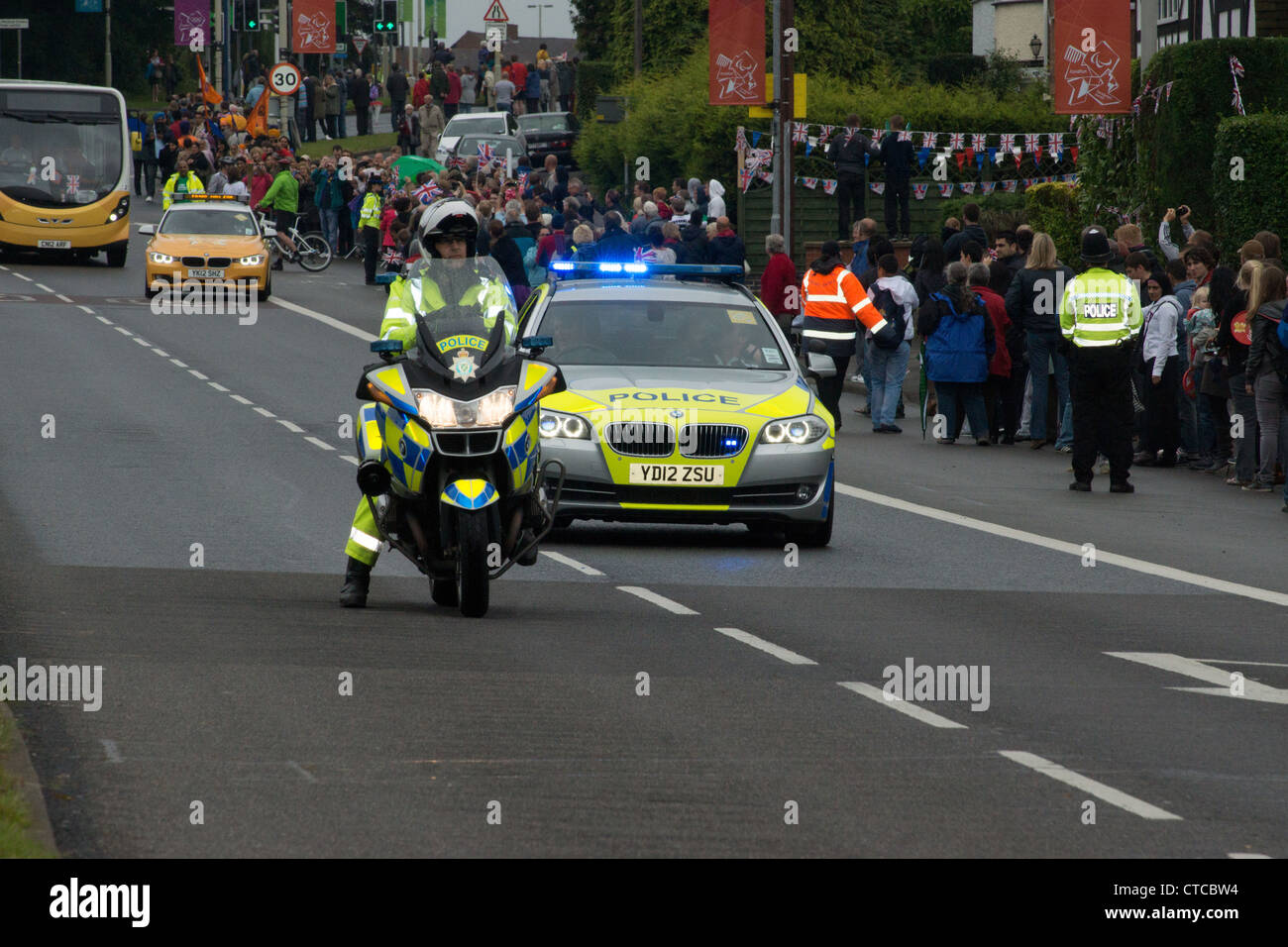 La polizia moto e auto escort del relè olimpico, A6,Oadby, Leicester Foto Stock