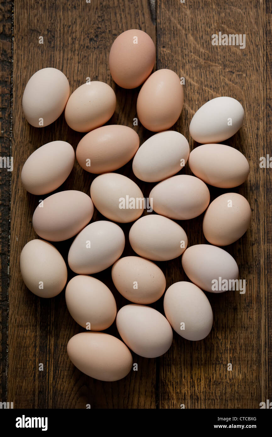 Uova di colore marrone al tavolo di legno dello sfondo. Profondità di campo Foto Stock