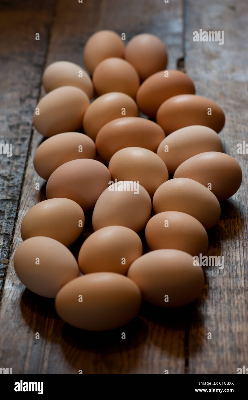 Uova di colore marrone al tavolo di legno dello sfondo. Profondità di campo Foto Stock