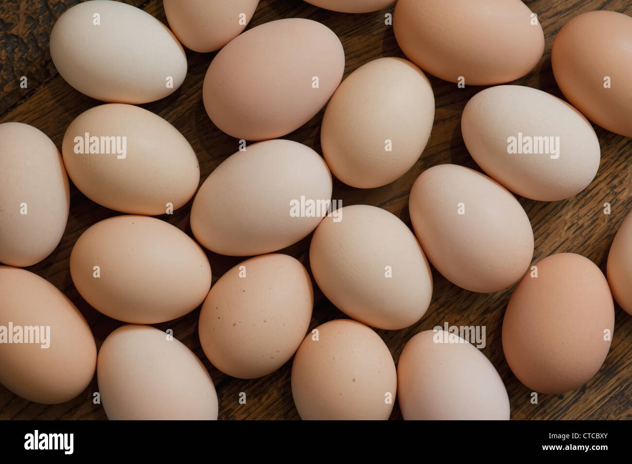 Uova di colore marrone al tavolo di legno dello sfondo. Profondità di campo Foto Stock