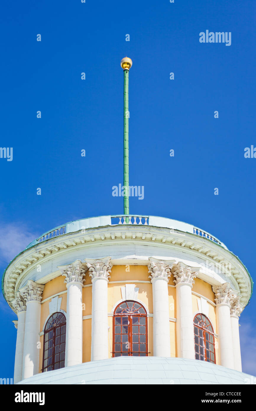 Asta parafulimne sulla vecchia casa con blu cielo estate sfondo Foto Stock