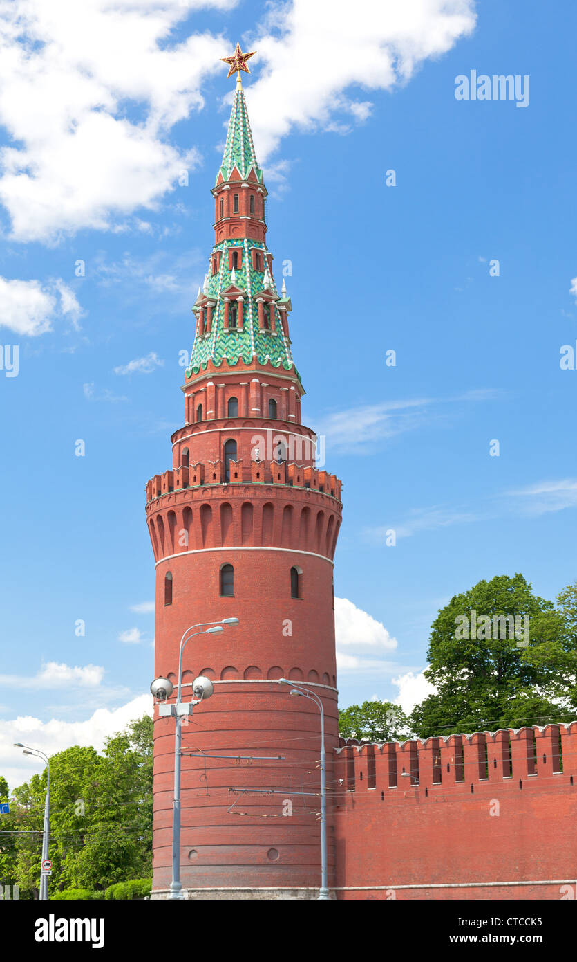 Parete e Torre Vodovzvodnaya del Cremlino di Mosca Foto Stock