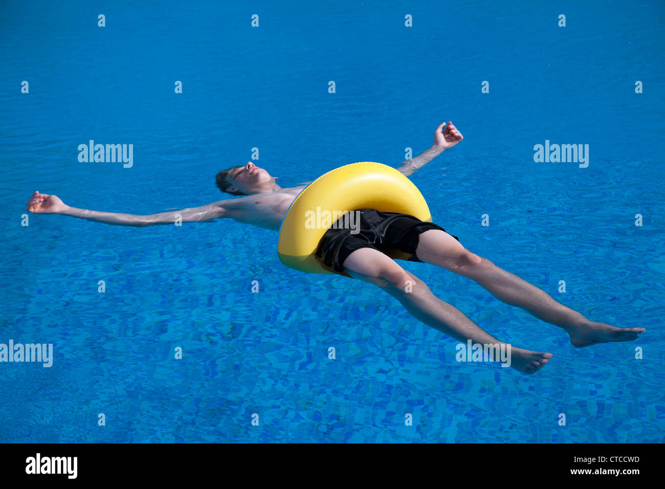16 anno vecchio ragazzo di balneazione in piscina. Foto Stock
