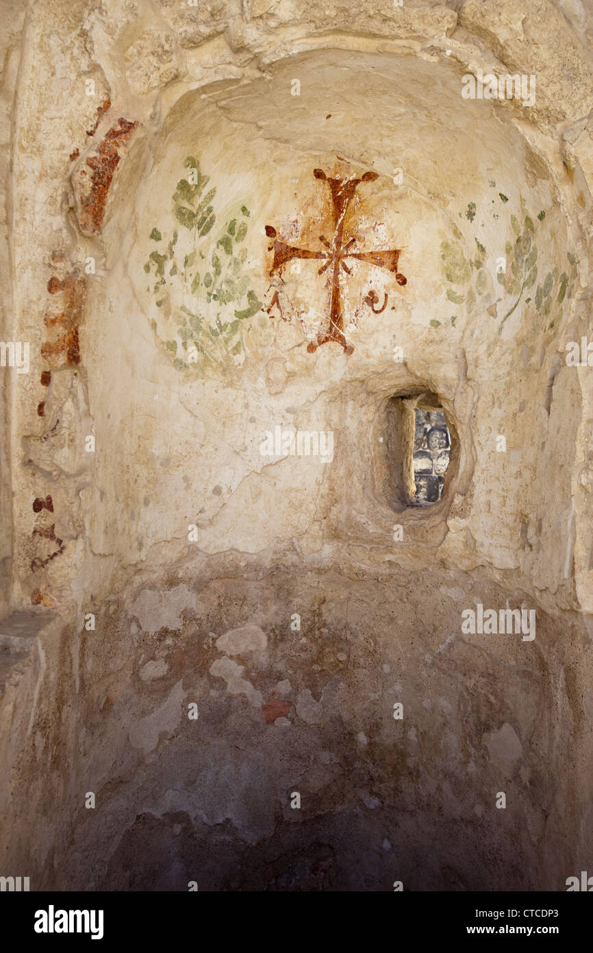 Croce bizantina dipinta su un muro di un antico bagno Romano di Beit She'an National Park, Israele Foto Stock