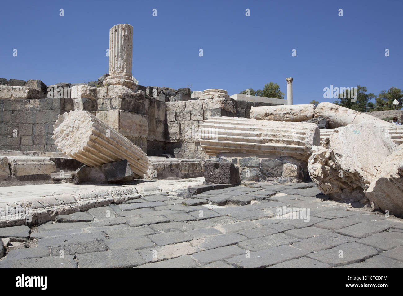 Colonne rovesciato da un forte terremoto che ha colpito il 18 gennaio 749 ce l'antica città romana di Beit She'an (Scythopolis), Israele. Foto Stock