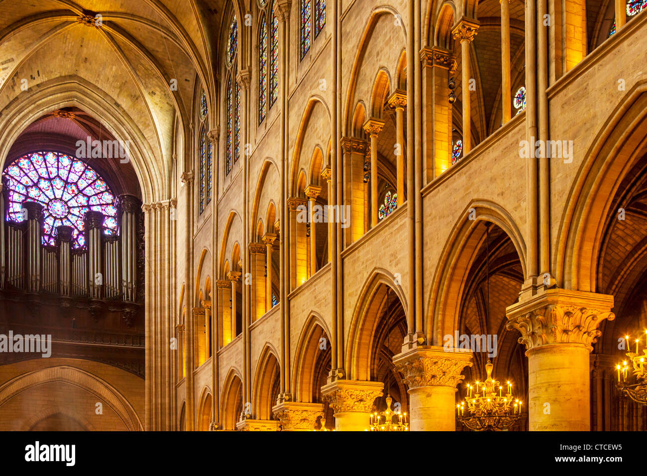 Interno della cattedrale di Notre Dame di Parigi Francia Foto Stock