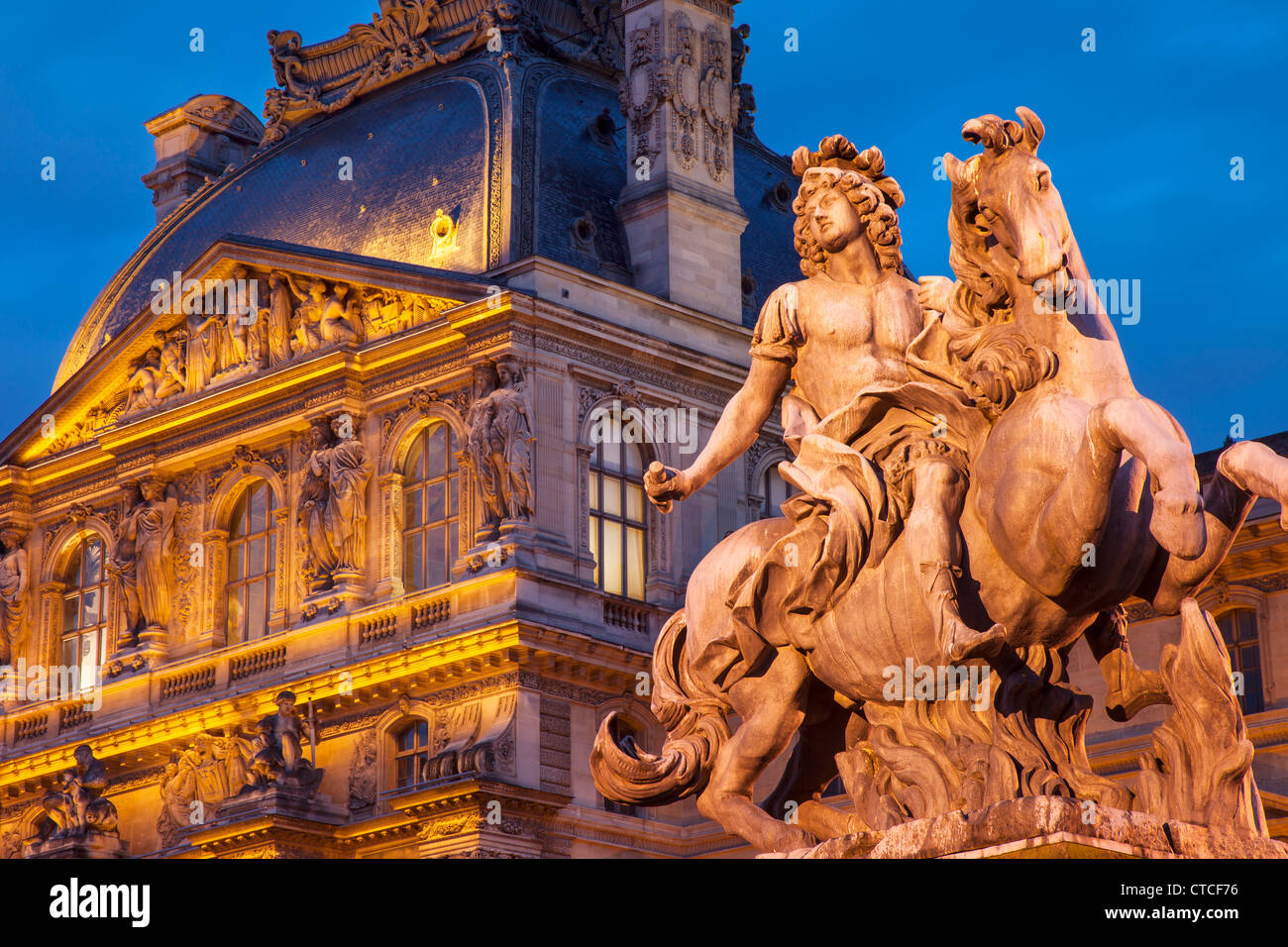 Statua equestre di re Luigi XIV in ingresso al Musee du Louvre, Parigi Francia Foto Stock