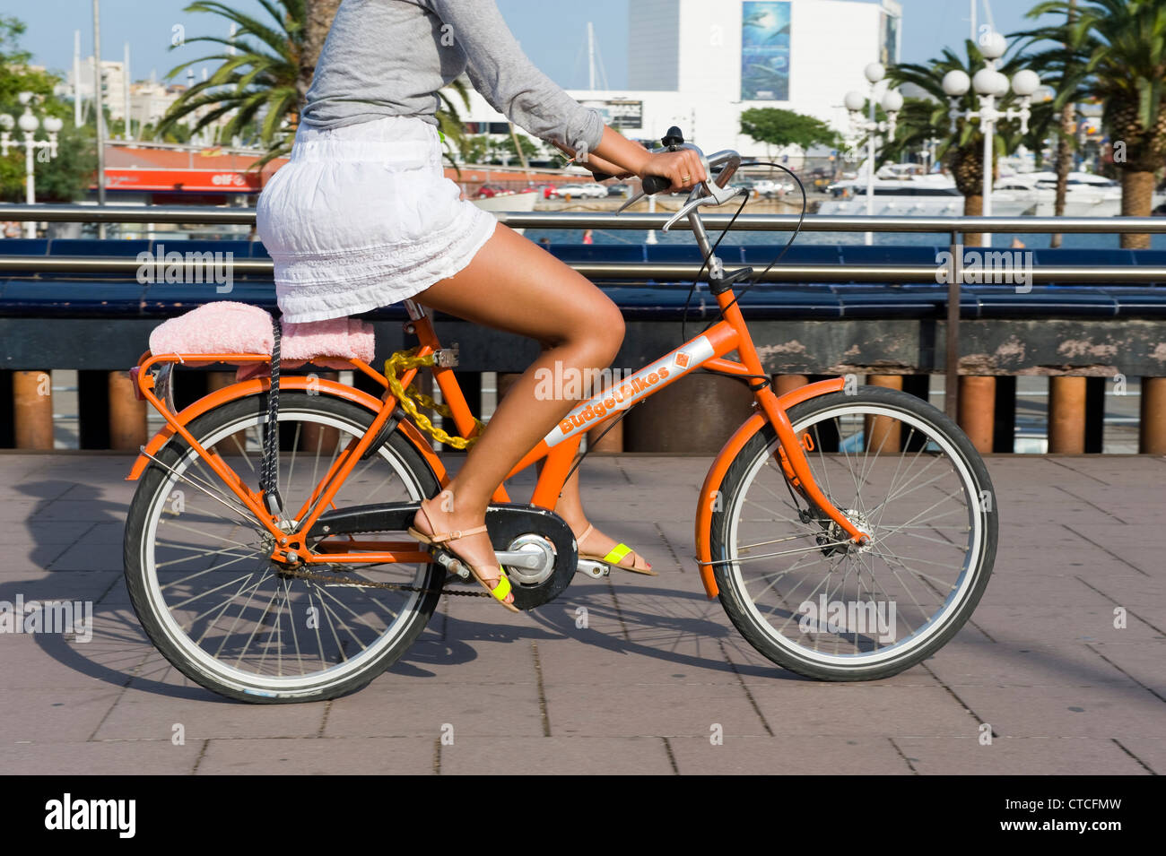 La donna corse un bilancio biciclette a noleggio a Barcellona Spagna Foto Stock