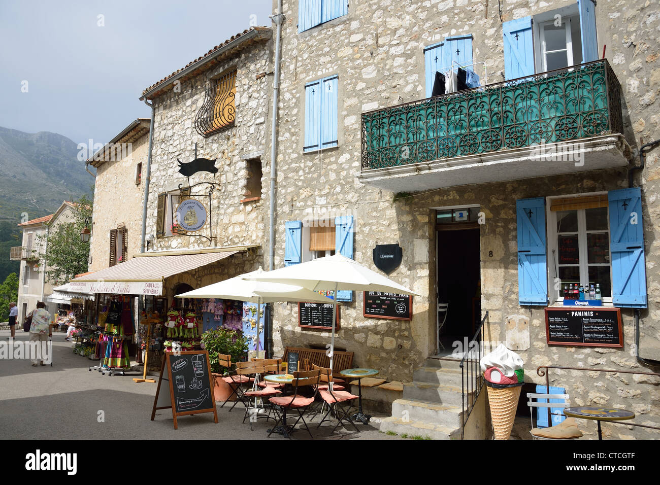 Street cafe in Passage des Scornaches, Gourdon, Côte d'Azur, Alpes-Maritimes, Provence-Alpes-Côte d'Azur, in Francia Foto Stock