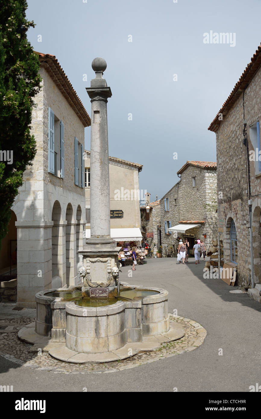 Scena di strada con fontana, Gourdon, Côte d'Azur, Alpes-Maritimes, Provence-Alpes-Côte d'Azur, in Francia Foto Stock