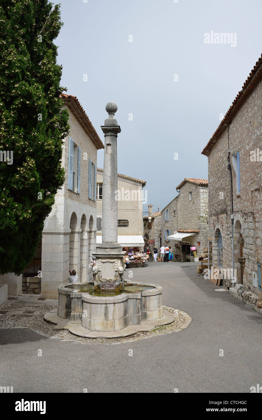 Scena di strada con fontana, Gourdon, Côte d'Azur, Alpes-Maritimes, Provence-Alpes-Côte d'Azur, in Francia Foto Stock