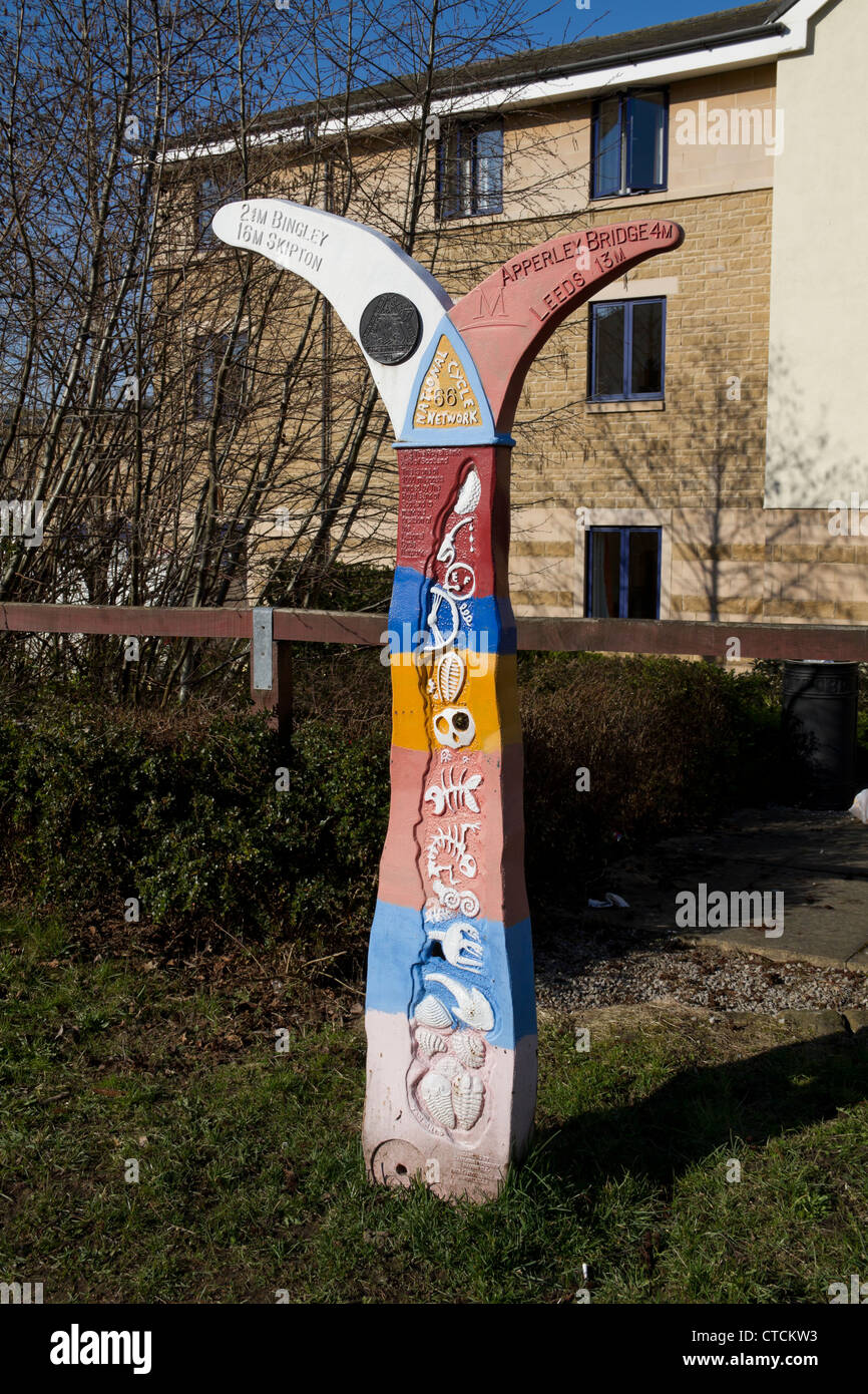 Milepost sul Leeds Liverpool Canal a Shipley. Foto Stock