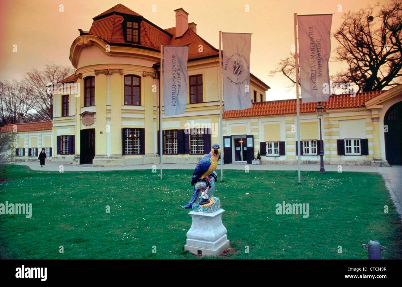 Marzo 2004. Il Palazzo di Nymphenburg Monaco di Baviera, Germania. Porcellana di Nymphenburg quartier generale, la fabbrica e showroom. Foto Stock