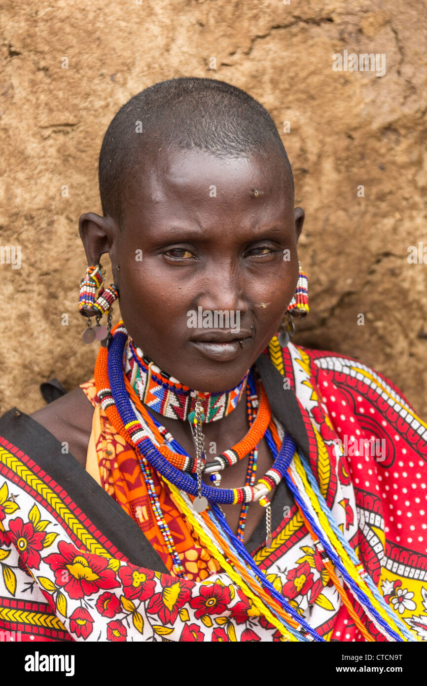 Masai donna di fronte a capanna di adobe Foto Stock
