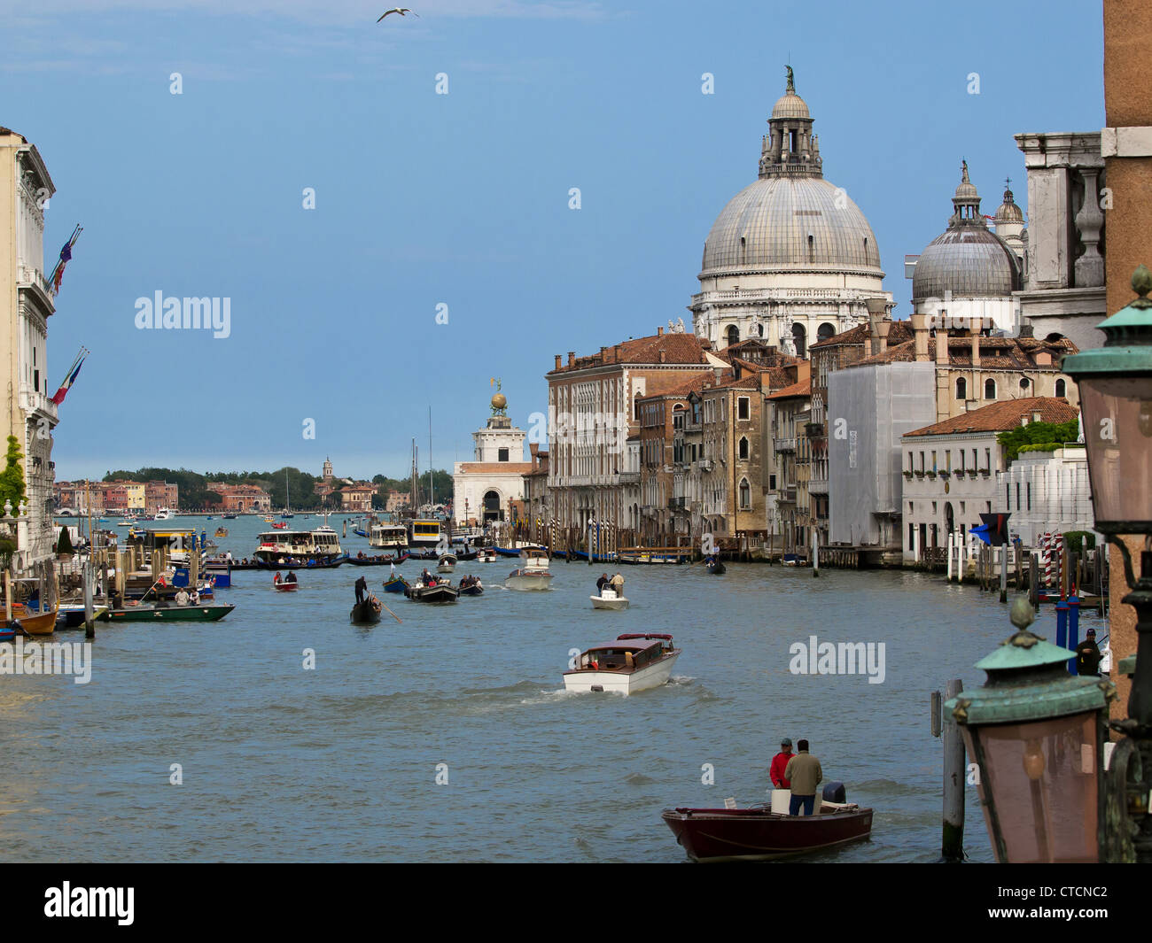 Il traffico in Canal Grande a Venezia Foto Stock