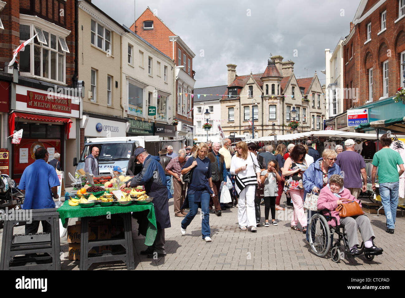 Un mercato di strada a Melton Mowbray, Leicestershire, England, Regno Unito Foto Stock